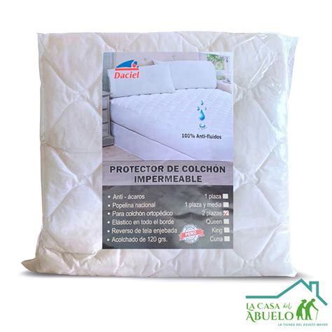 infografía sobre las características ideales de un protector de colchón para minicuna: antibacteriano, antialérgico, suave al tacto, con esquinas de goma.