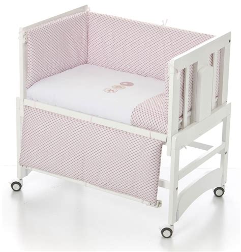 ilustración de una minicuna vestida con sábanas de algodón y una manta suave, destacando la comodidad del bebé.