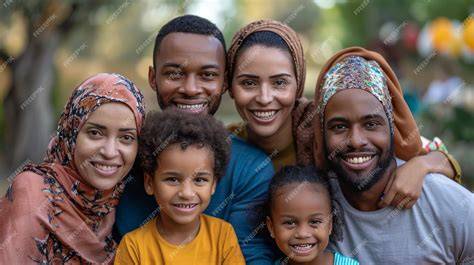 Imagen de una familia diversa amamantando o alimentando a un bebé con afecto