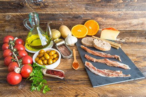 Imagen de los ingredientes frescos y coloridos para el seco de cabrito