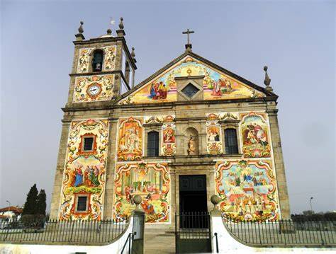 Fachada de la Igreja de Nossa Senhora do Amparo de Válega, destacando sus azulejos.