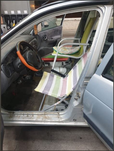 Policía Local de Toledo inmovilizando un coche con sillas de playa como asientos