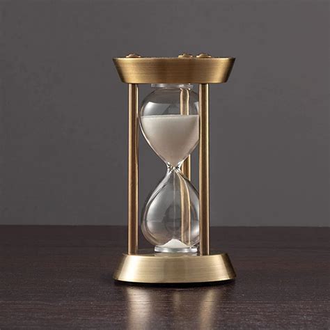 Un reloj de arena vaciándose, con una silueta borrosa de dos personas abrazándose al fondo