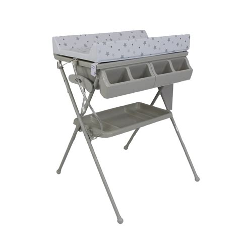 Diseño de cambiador con cajón y bandeja, mostrando su capacidad de almacenamiento.