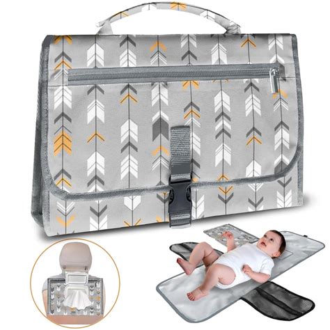 Cambiador portátil plegado dentro de su bolsa, listo para ser transportado.