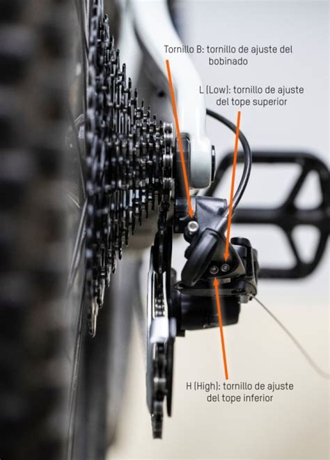 Primer plano de los tornillos de límite H y L en un cambio trasero