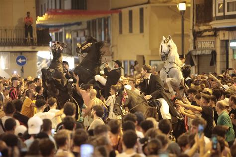 Caballos realizando cabriolas durante el jaleo en la plaza.