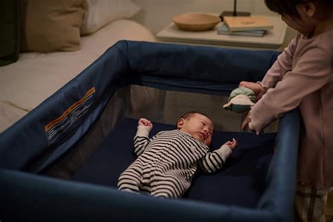 Fotografía detallada del cambiador en color azul marino con textura elegante sobre una cómoda infantil