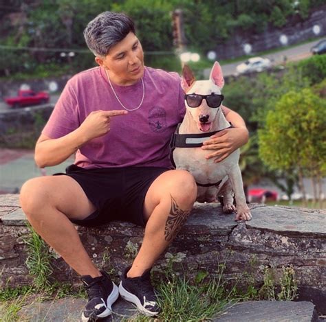Un cachorro Beagle participando en una clase de obediencia.