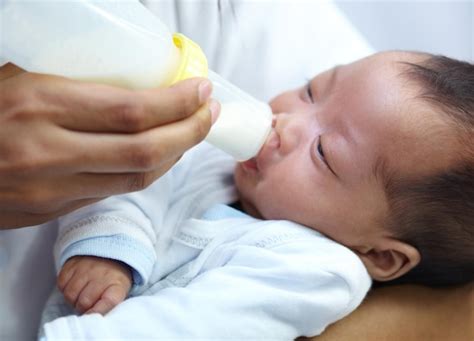 Bebé alimentándose con biberón