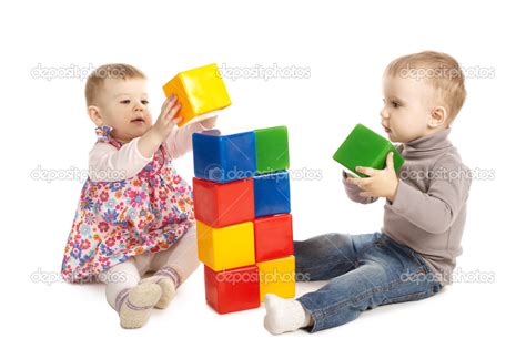 niños jugando con cubos de construcción en el aula