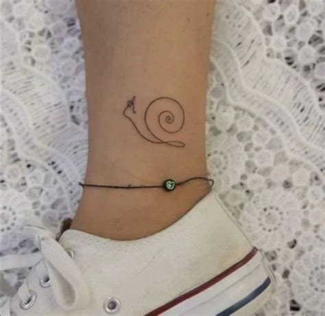 Diseño de tatuaje de caracol en espiral
