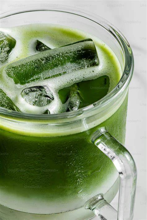 Matcha latte helado con pajita y cubitos de hielo