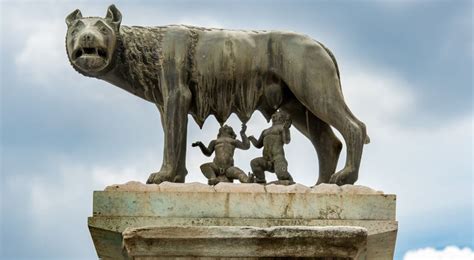 Fotografía de la escultura de bronce de la Loba Capitolina expuesta en los Museos Capitolinos.
