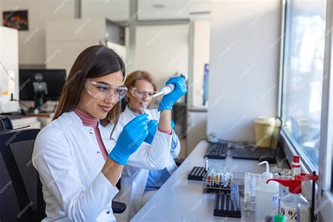foto de laboratorio de investigación médica con microscopio y tubos de ensayo