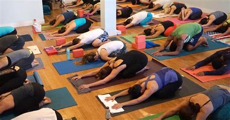 Collage de fotos de las formadoras y momentos de las clases de yoga prenatal.