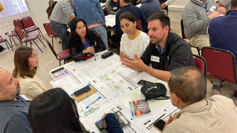 Imagen de una pareja participando en un taller de hipnoparto.