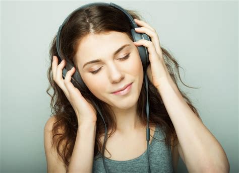 Persona escuchando música china con auriculares