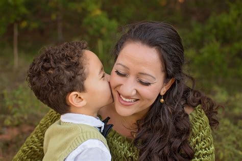 Fotografía de una mujer sonriente con su hijo.