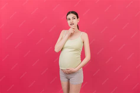 Foto de una mujer embarazada pensativa con enfoque en sus emociones