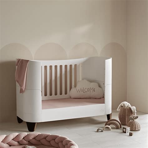 Cuna Serena de Gaia Baby con diseño contorneado y opción de patas