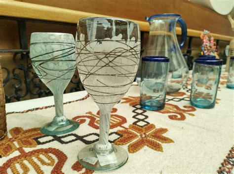 Muestra de diferentes técnicas de artesanía en vidrio (soplado, fusing, grabado)