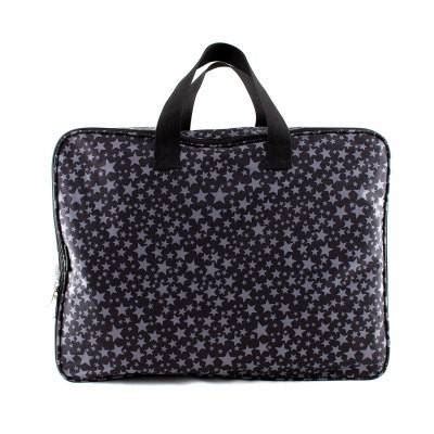 Foto del Bolso Maleta Kiwisac Stars en color negro con estrellas grises, mostrando su capacidad y detalles del diseño