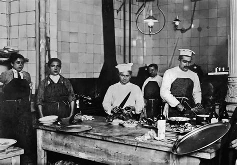 Fotografía de una cocina rural tradicional española con utensilios de cocina de mediados del siglo XX.