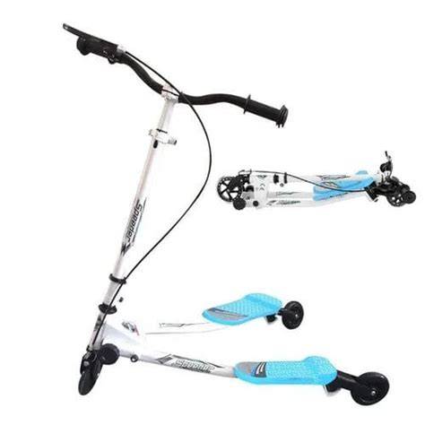 Ilustración comparando patinetes de 3 ruedas con 2 ruedas delanteras y 2 ruedas traseras