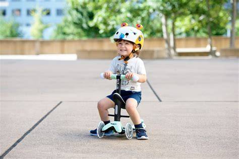 Niño mayor montando un patinete de dos ruedas con destreza