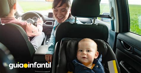 Esquema ilustrativo de un niño viajando en posición a contramarcha con los puntos de sujeción indicados