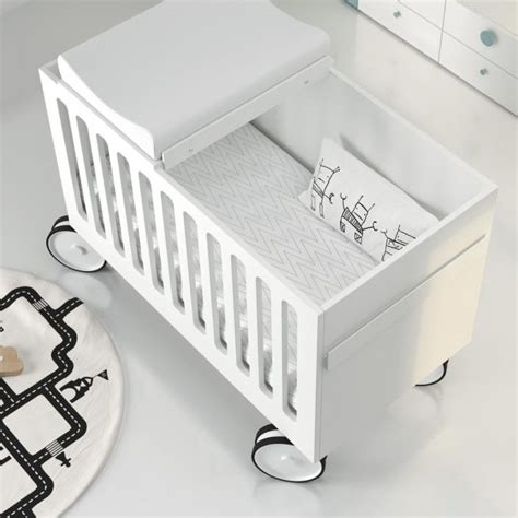 Cuna de bebé con ruedas en una habitación luminosa