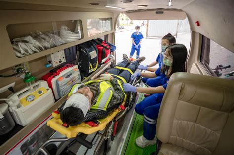 Foto de ambulancia mostrando deficiencias de mantenimiento o equipamiento