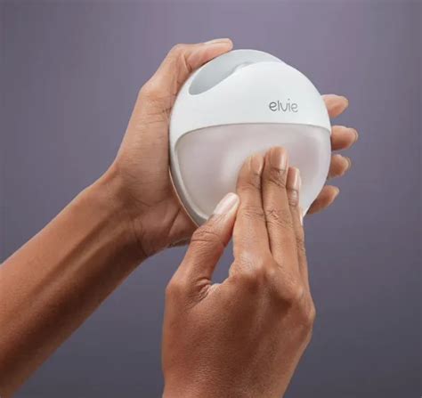 Extractor de leche Elvie Pump en uso, mostrando su discreción en el sujetador