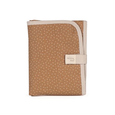 Diseño del cambiador plegado con topitos blancos y cintas de cierre