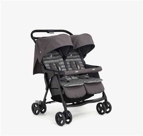 Foto de la Joie Aire Twin en uso con dos niños sonriendo