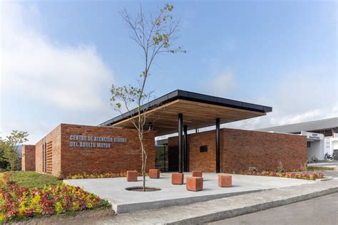 Fotografía del exterior de un centro de atención primaria moderno en Igualada