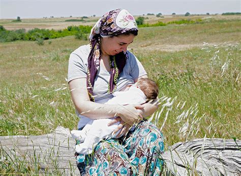 Colección de fotos de Tina Boyadjieva de madres amamantando en diferentes culturas