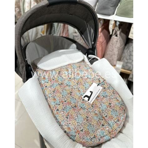 Foto de una colección de productos premium de La Giraffa Bianca e Blu, incluyendo ropa de cama y accesorios con diseños delicados