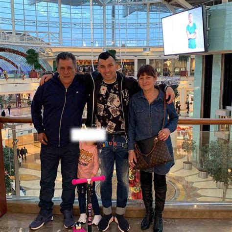 Fotografía de Marisol Soto junto a su hijo Gary Medel