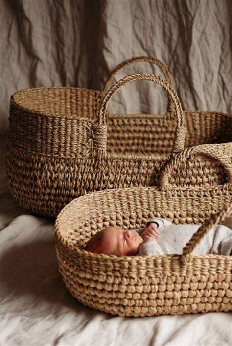 Bebé durmiendo en un capazo de verano con textiles ligeros