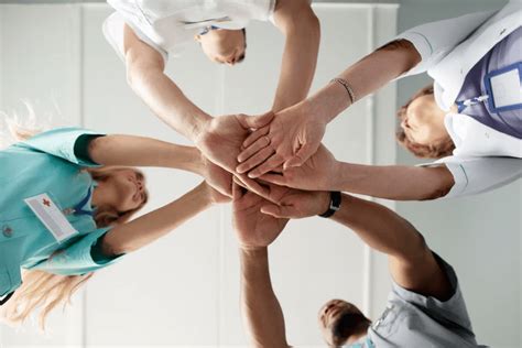 Equipo multidisciplinar de profesionales de fisioterapia infantil interactuando con un niño en un entorno de juego