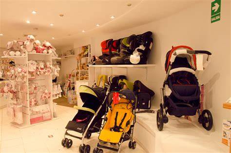Tienda con variedad de artículos para bebés, incluyendo chupetes y ropa infantil