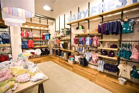 Interior de una tienda de artículos para bebés con estanterías llenas de productos