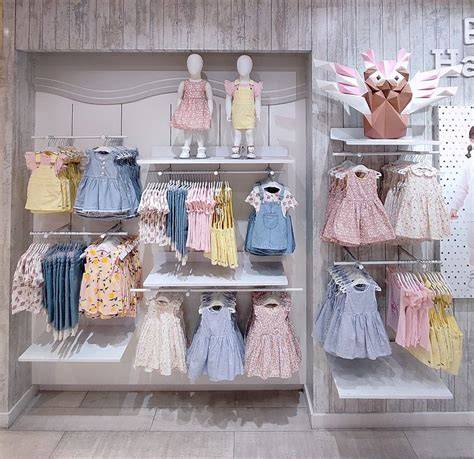Ropa de bebé colorida y moderna exhibida en una tienda