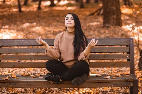 Mujer embarazada meditando en conexión con su bebé