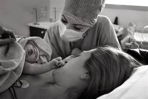 Parto respetado: una madre abraza a su recién nacido piel con piel