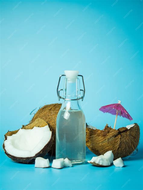 Ilustración de un coco abierto mostrando su pulpa blanca y agua.