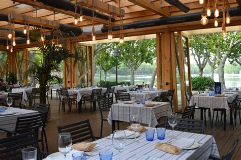 Terraza del restaurante El Urogallo con vistas al lago de la Casa de Campo