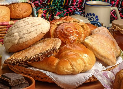 Plato de pan artesanal y comida mediterránea en Pan y Vino